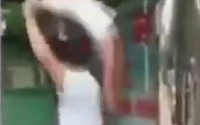 Βίντεο: Ο χειρότερος πατέρας της χρόνιας - Δείτε τι κάνει με το μωρό