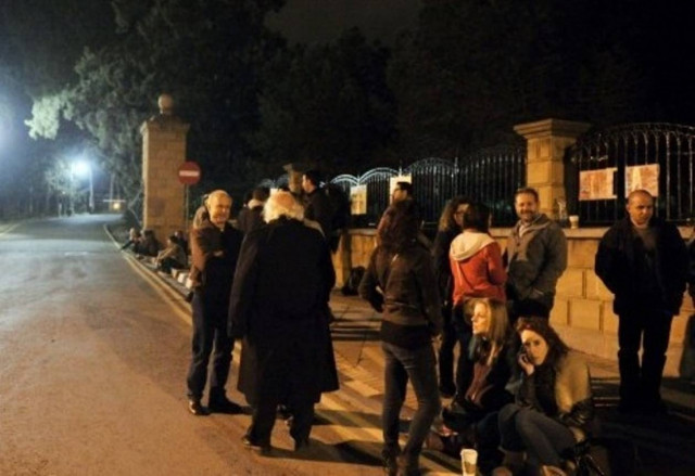 Πανικός στη Κύπρο: Πολίτες περικυκλώνουν το Προεδρικό μέγαρο