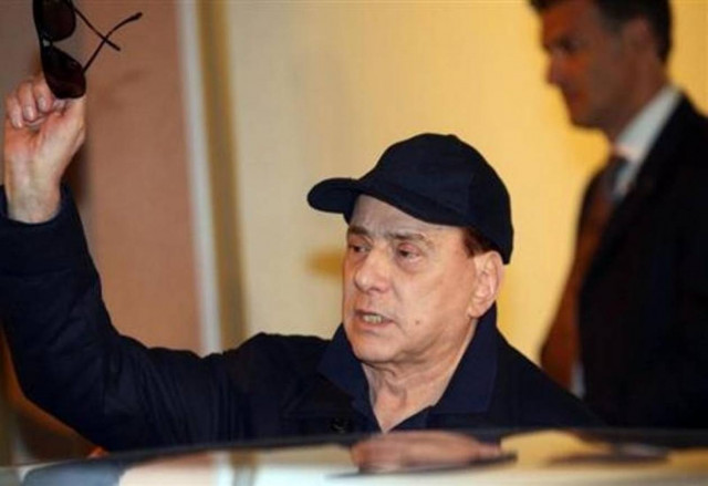 Εμφανώς ταλαιπωρημένος ο Μπερλουσκόνι(pics)