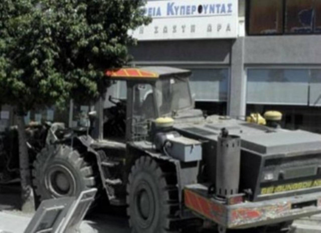 Έκλεισε την είσοδο τράπεζας με εκσκαφέα