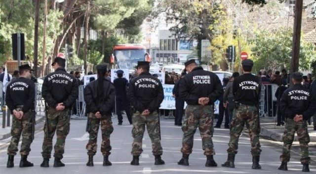 Οργισμένοι Κύπριοι έξω από τη Βουλή