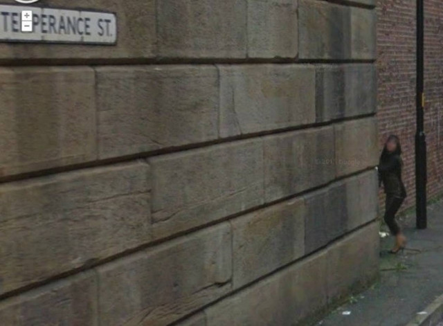 Απίστευτη φώτο: Το Google Street View τους έπιασε στα... πράσα!