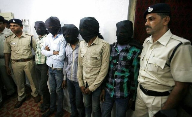 ΣΟΚ: Την βίασαν μέσα στη σκηνή, μπροστά στα μάτια του συζύγου της