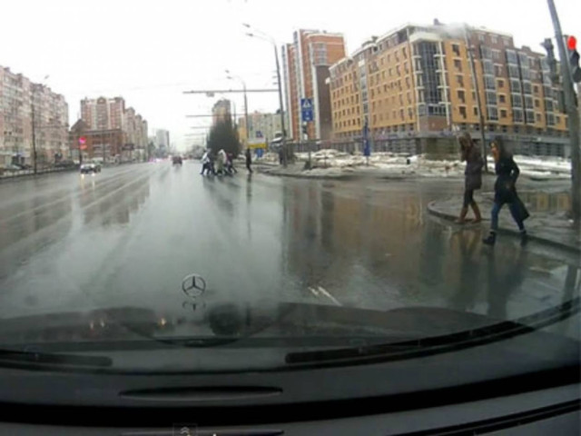 Απίστευτο βίντεο: Πεζές παρά τρίχα κάτω από τις ρόδες αυτοκινήτου