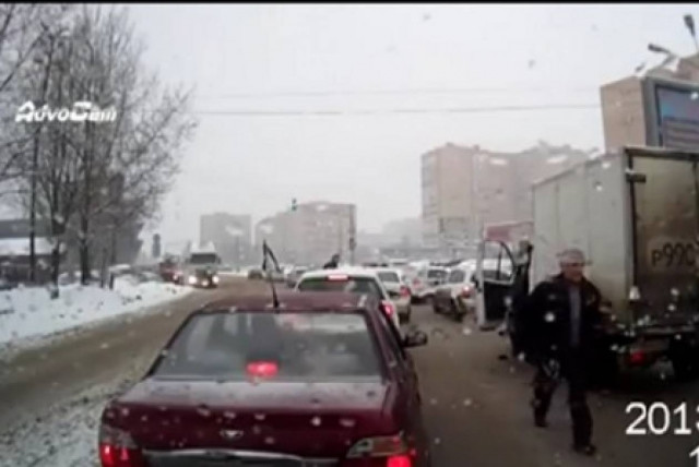 Βίντεο: Έπαιξαν ξύλο στη μέση του δρόμου