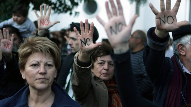 Οργισμένοι Κύπριοι «πολιορκούν» τη Βουλή (βίντεο)