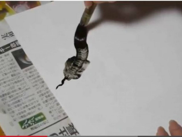 Εντυπωσιακό: Ζωγράφισε φίδι μόνο με 1 πινελιά (vid)