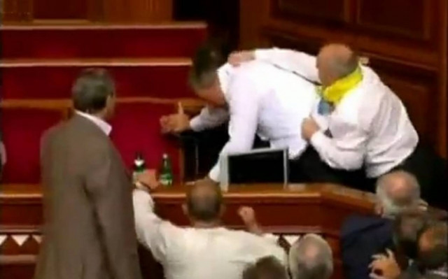 Βίντεο: Σε ρινγκ μετατράπηκε η ουκρανική βουλή