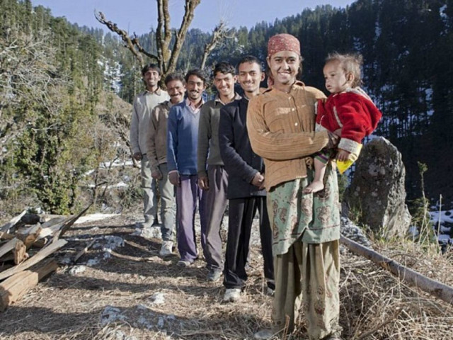 Είναι παντρεμένη με πέντε αδέρφια! (pics)