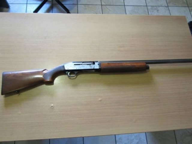 Είχε κέφια και άρχισε να πυροβολεί στον αέρα! (pics)