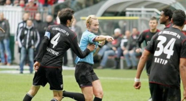 Ποδοσφαιριστής «χούφτωσε» τη γυναίκα διαιτητή!