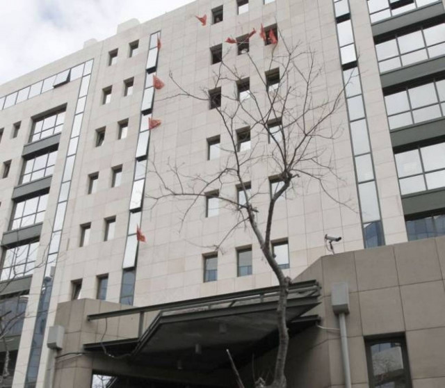 Στέλεχος του ΥΠΕΚΑ έδινε έργα στον εαυτό της