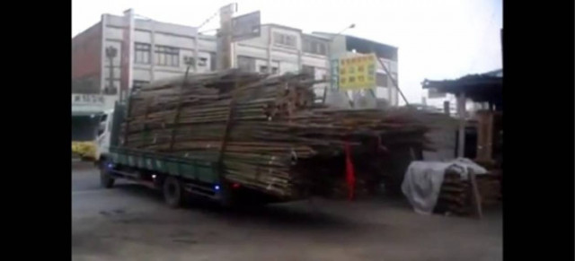 Βίντεο: Δείτε πως ένας τρελός οδηγός ξεφορτώνει το φορτηγό του