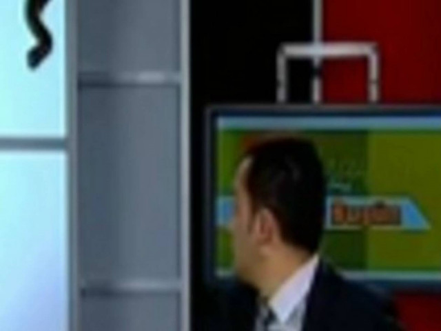 ΣΟΚ: Φίδι εισέβαλε σε live εκπομπή και ο παρουσιαστής έβαλε τα κλάματα