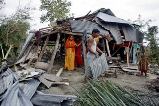 Φονικός ανεμοστρόβιλος  σάρωσε το Μπαγκλαντές