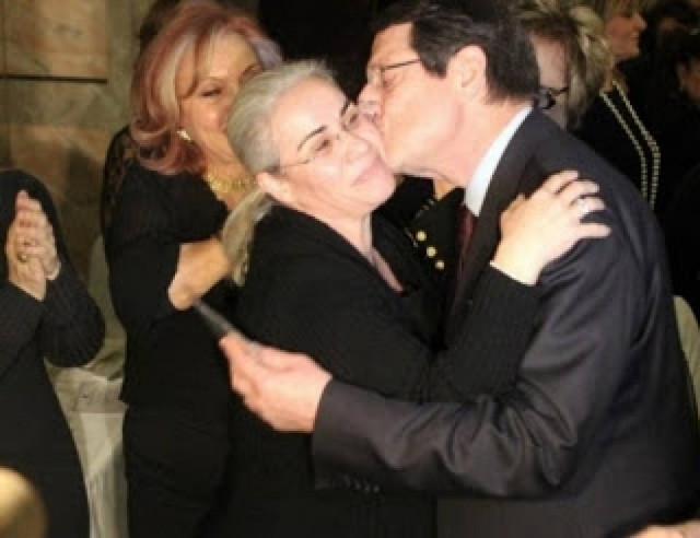 Μάνα διδύμων: «Προσφέρω λεφτά σπουδών για να σωθεί η Κύπρος»