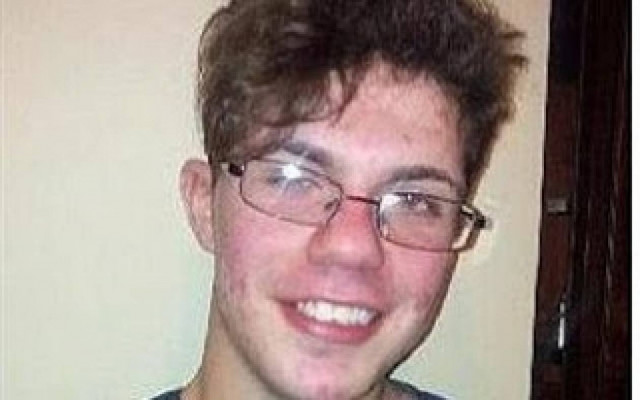 Τον άλειψε με λάδι μαυρίσματος και του έβαλε φωτιά