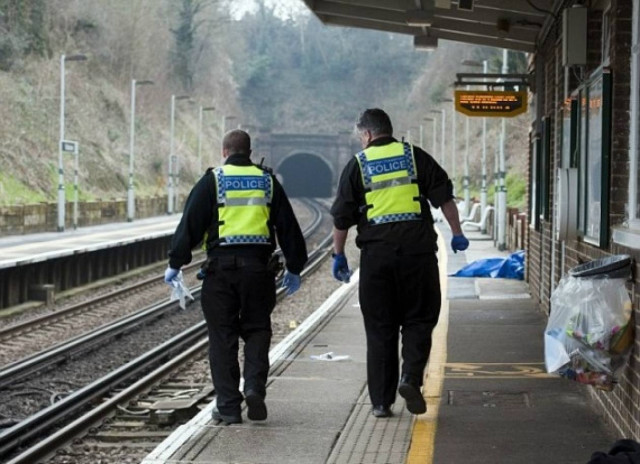 Τραγωδία: Μητέρα σκότωσε το παιδί της, τραβώντας το στις ράγες τραίνου