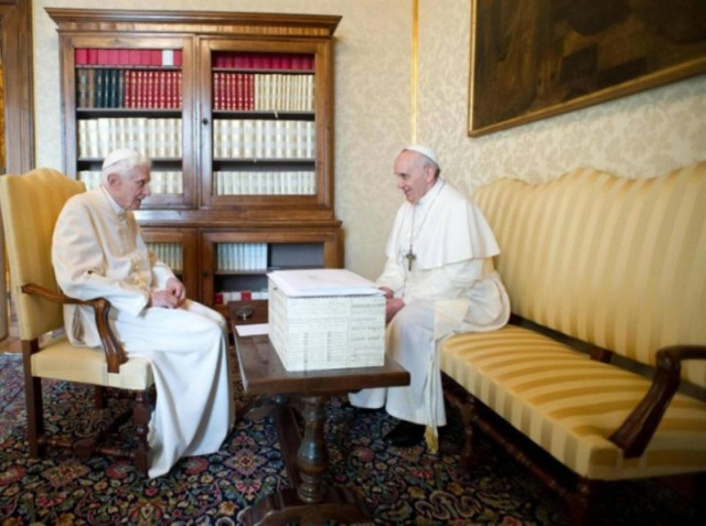 Ιστορική συνάντηση δύο Παπών