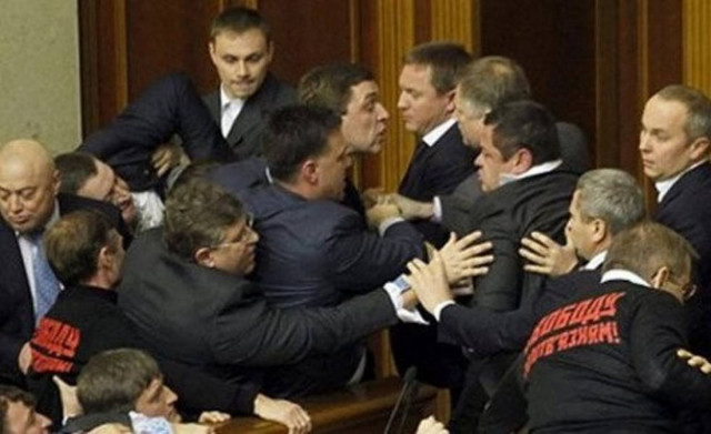 Το κοινοβούλιο μετατράπηκε σε ρινγκ