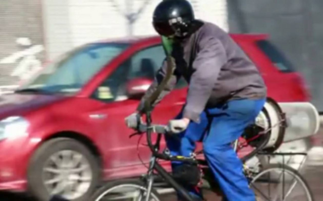 Ποδήλατο που φιλτράρει τον αέρα ανακάλυψε Βρετανός καλλιτέχνης