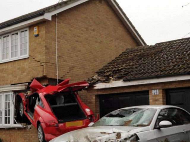 Είδαν το χάρο με τα μάτια τους μέσα στο σαλόνι τους!(pics)