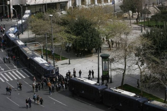 Διαμαρτυρίες και μικροεντάσεις στην «πριβέ» παρέλαση της 25ης Μαρτίου