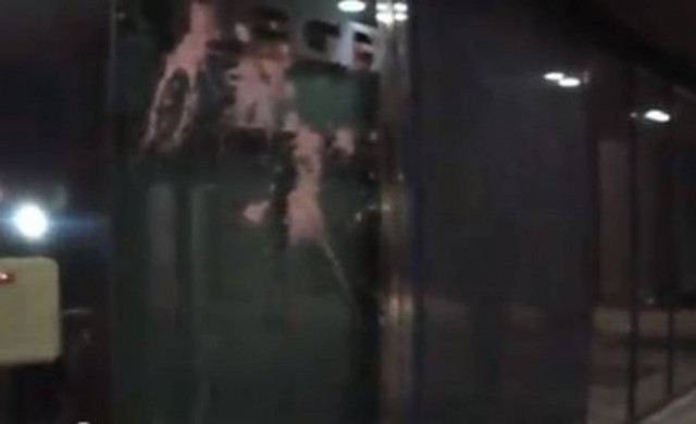 Βίντεο: Γιαούρτια και αυγά στο Mega από την Χρυσή Αυγή