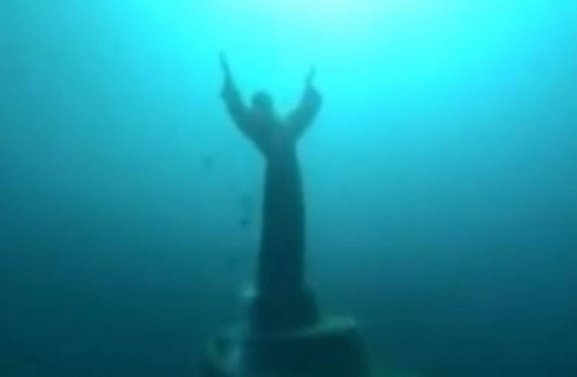 Βίντεο: Άγαλμα του Χριστού σε βάθος 28 μέτρων