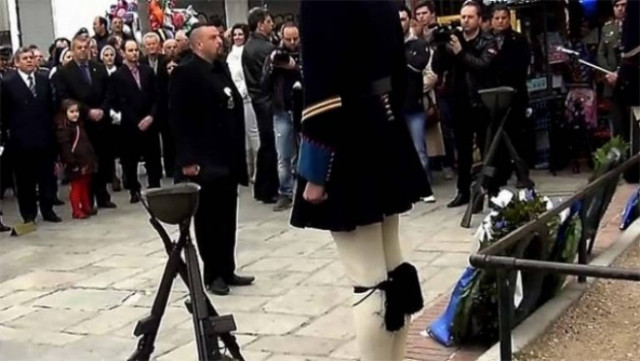 Βίντεο: Αποδοκίμασαν τη Χρυσή Αυγή στην κατάθεση στεφάνου