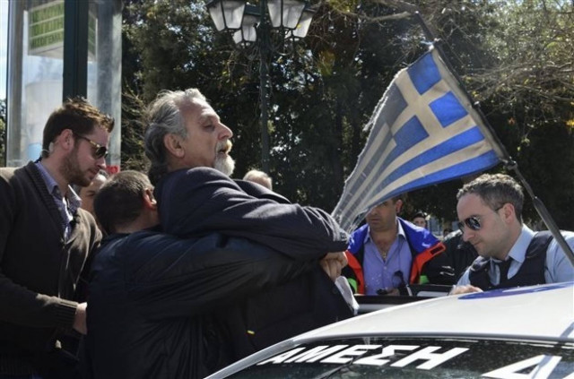 Ένταση μεταξύ μελών του ΣΥΡΙΖΑ και νεαρών στο τέλος της παρέλασης