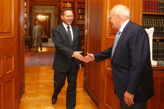 Ο Στουρνάρας ενημερώνει Παπούλια και πολιτικούς αρχηγούς