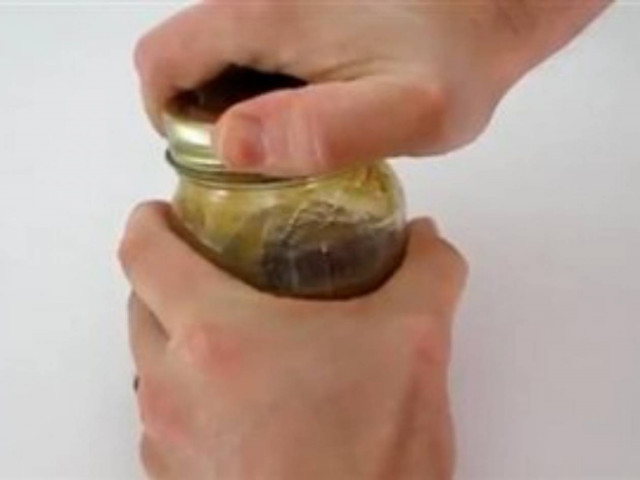 Βίντεο: Δείτε πώς να ανοίγετε τα... δύσκολα καπάκια