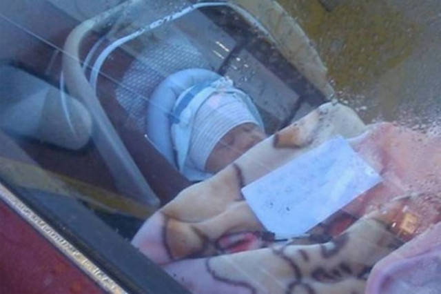 Απαράδεκτη: Άφησε το μωρό της μόνο του στο αμάξι ενώ έκανε ψώνια!