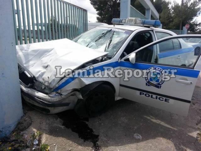 Λαμία: Τροχαίο με περιπολικό – Δύο τραυματίες (pics)