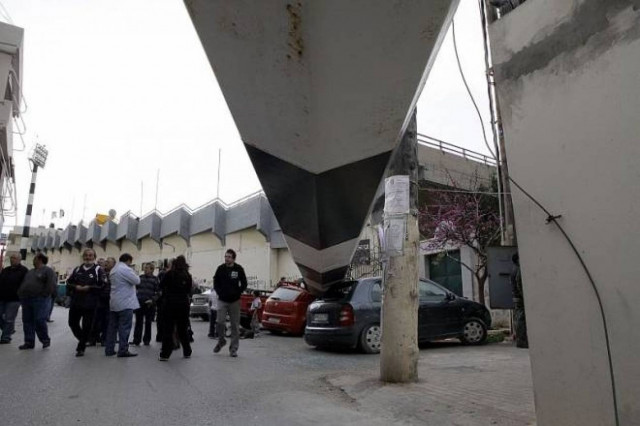 Δείτε τι... απέμεινε απ' τον σκουριασμένο πυλώνα