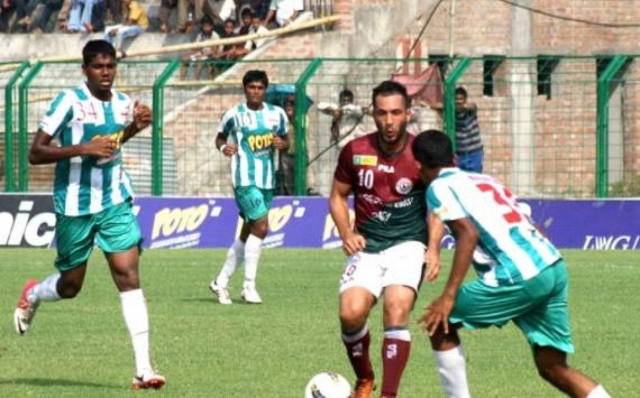 Μπήκαν... φίδια σε ποδοσφαιρικό γήπεδο!