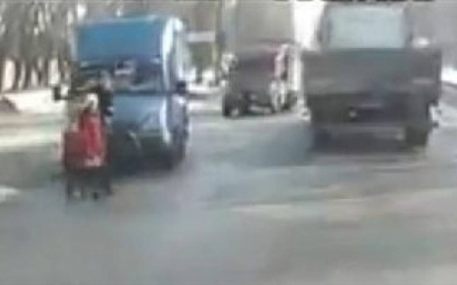 Βίντεο: Μητέρα και κόρη γλύτωσαν από βέβαιο θάνατο!