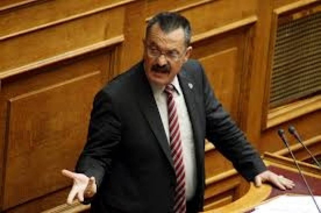 ΦΩΤΟ: Η στιγμή που ο βουλευτής της Χ.Α κάνει την ανάγκη του στο Mega