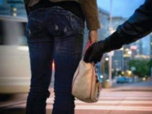 Πάτρα: Την πέταξε στο έδαφος και την λήστεψε