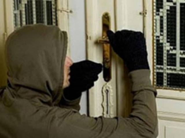 Πήγαν να δουν την παρέλαση και τους ρήμαξαν το σπίτι