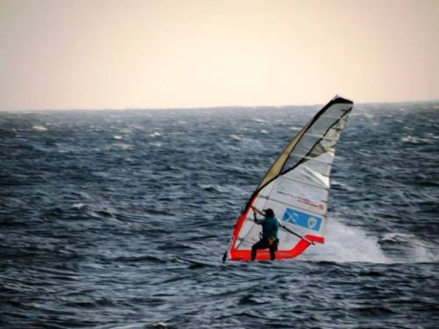 Χειριστής ιστιοσανίδας σώθηκε από μία σημαδούρα!