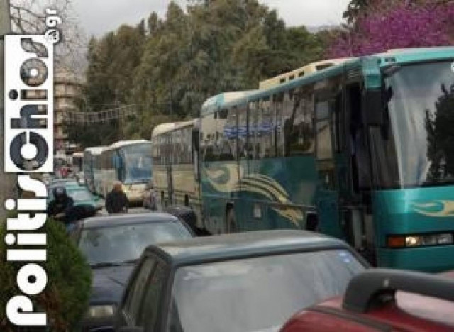 Βίντεο: Μαύρες σημαίες στα λεωφορεία στη Χίο