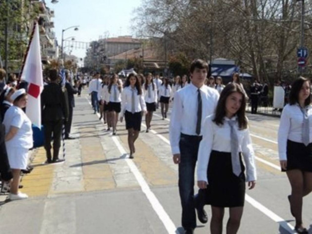 Facebook: H εικόνα από την παρέλαση στο Περιστέρι που προκαλεί σάλο