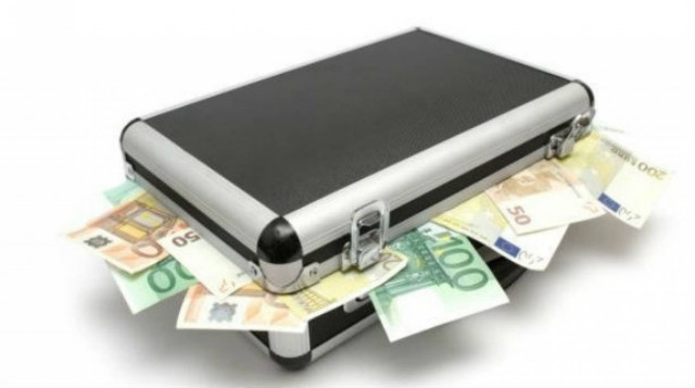 Κύπρος: Συνελήφθη ενώ ετοιμαζόταν να φύγει με 4 εκατ. ευρώ στη βαλίτσα