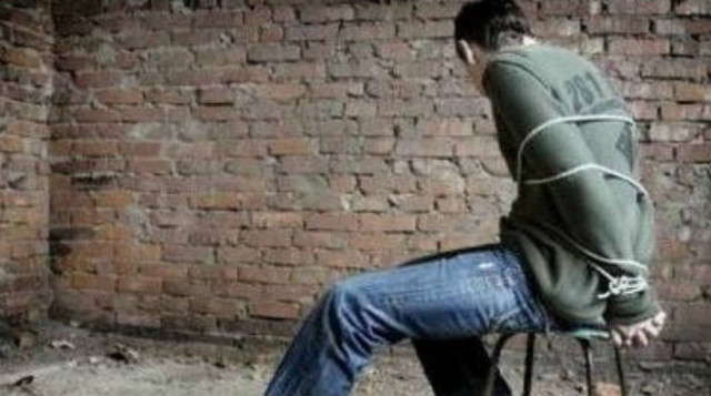 Μυστήριο με απαγωγή: Τον ξυλοκόπησαν και τον εγκατέλειψαν