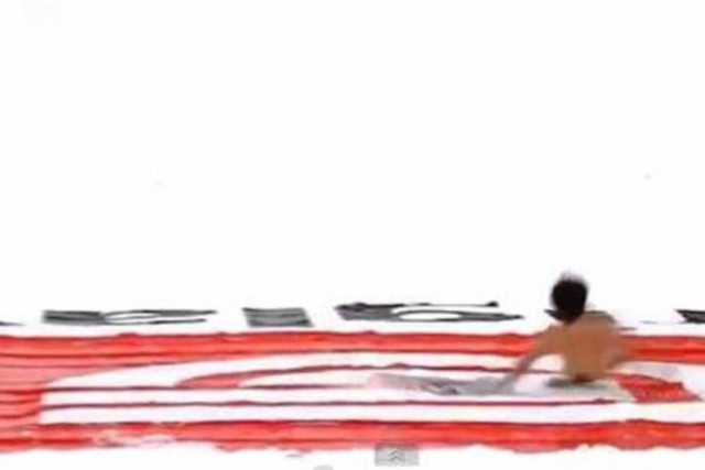 Γυμνός εισβολέας σε χιονοδρομική πίστα... (Video)