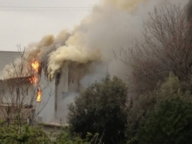 ΤΩΡΑ: Πύρινος εφιάλτης σε εργοστάσιο επίπλων στη Θεσσαλονίκη