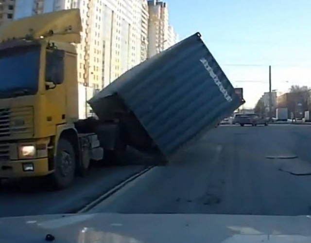 Βίντεο: Οι ρώσοι οδηγοί δεν καταλαβαίνουν... ούτε Μάρτη μήνα...