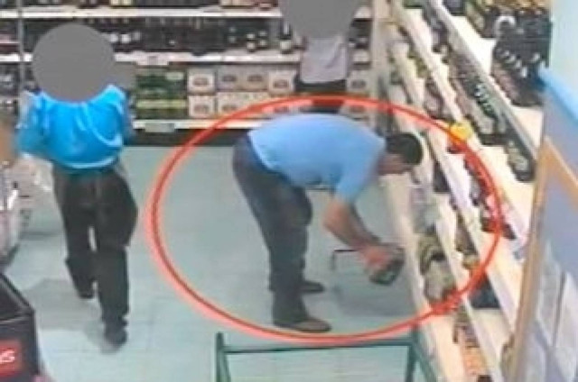 Βίντεο: Δολοφόνησε τους γονείς του και αγόρασε μπύρες για να γιορτάσει